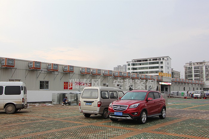 菜市場該如何通風(fēng)降溫呢？瑞泰風(fēng)環(huán)?？照{(diào)為居民買菜送清涼